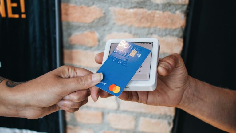 Vale a pena usar cartão de crédito para pagar contas do dia a dia?